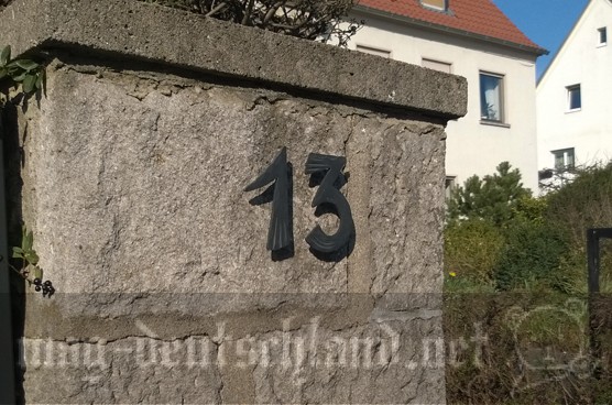 ドイツの家の塀にある番号